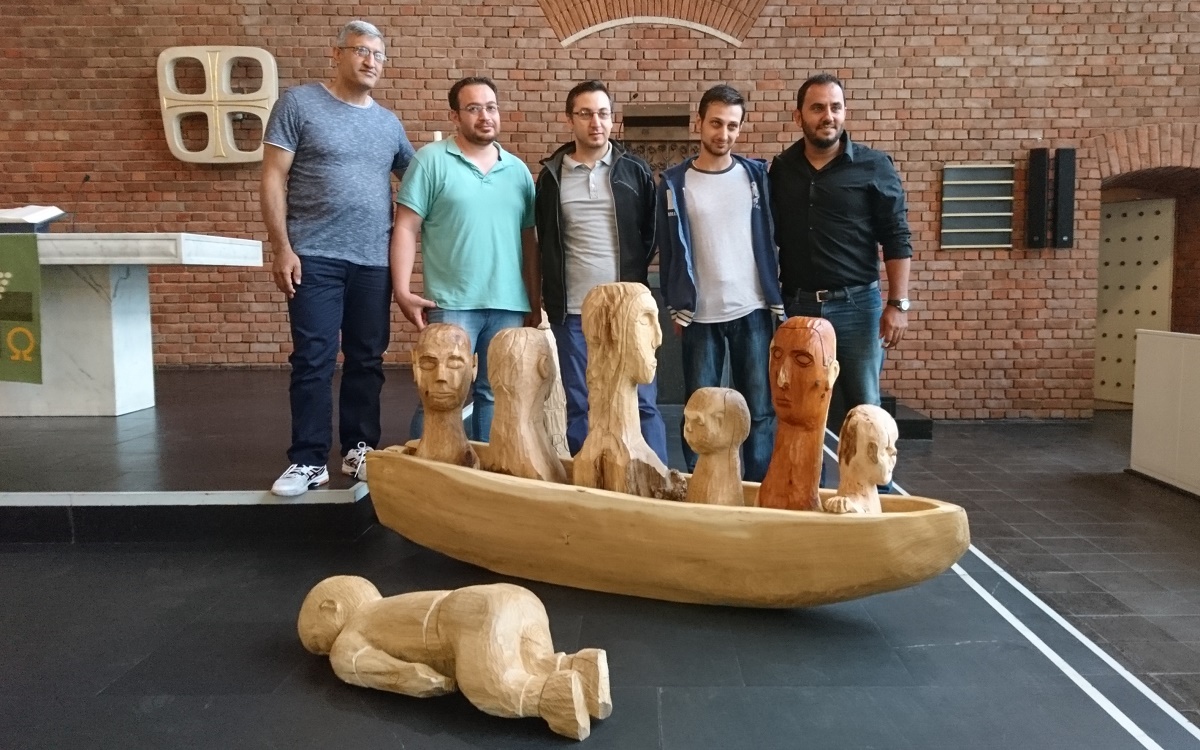 "Mensch und Boot": Kunstinstallation und Künstler in der Lukaskirche
