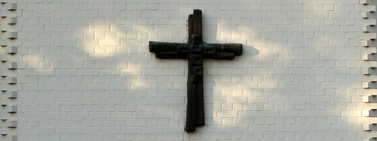 Kreuz an der Außenwand des Evangelischen Gemeindeforums Auerberg