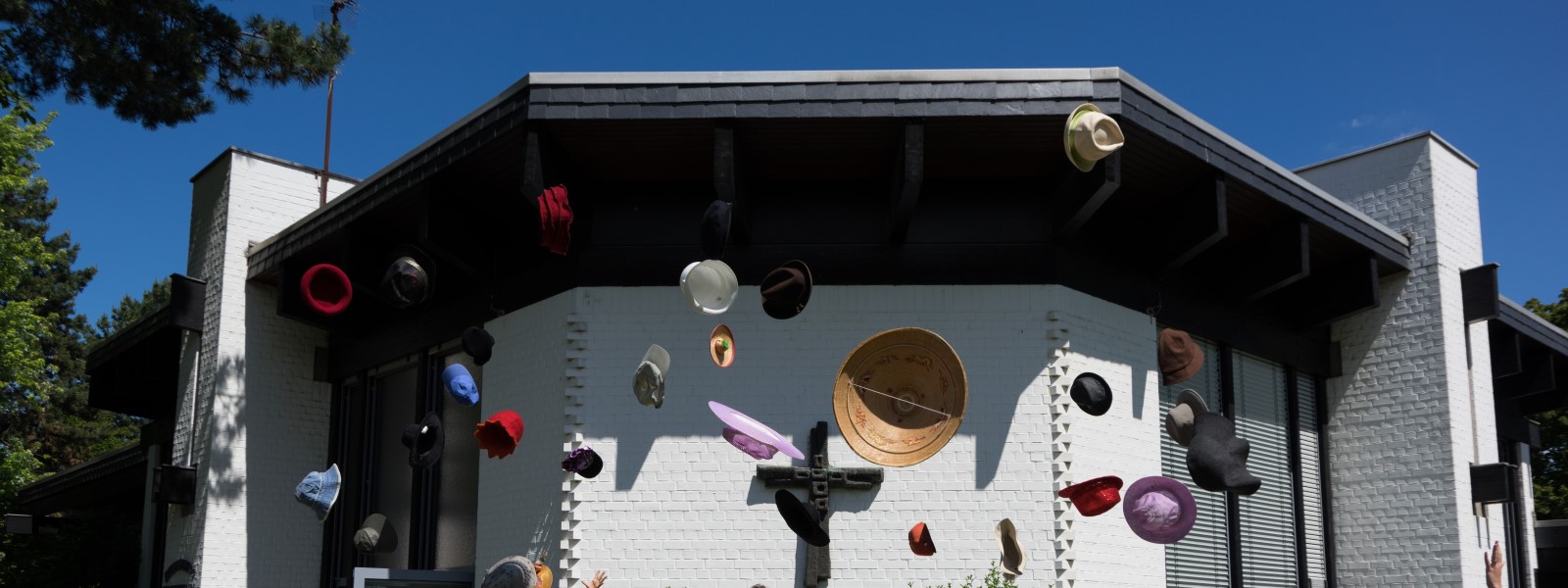 Fliegende Hüte vor dem Gemeindeforum Auerberg zum Motto des GEmeindefestes 2019 "Gut behütet!"